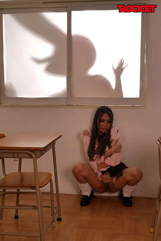 有星あおりが隠れて失禁する画像