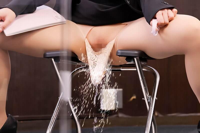 面接中に固定バイブで潮吹きするアナウンサー志望の女子大生（尾崎えりか）