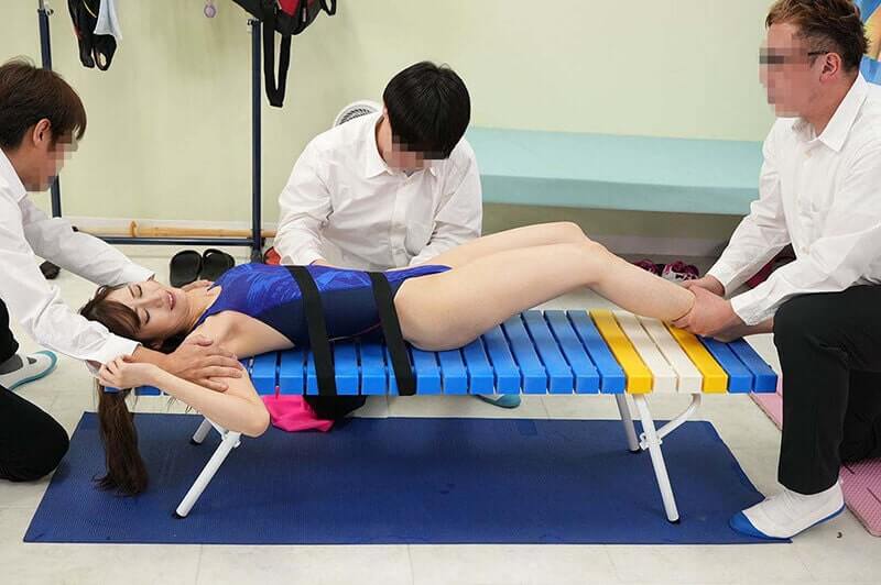 ベンチに拘束された競泳水着の女教師（夏希まろん／夏夜える）