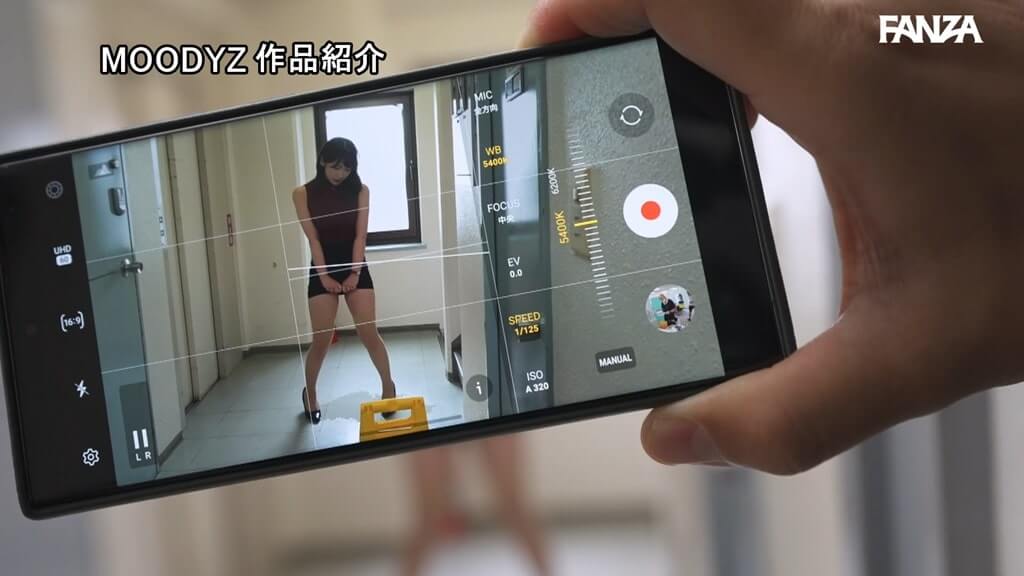 お漏らししているところをスマホカメラで撮影される女上司（美園和花）